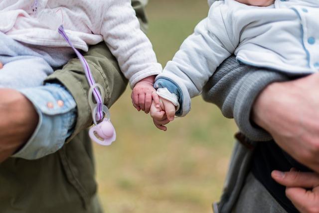 Kdy dávat kojenci čaj: Bezpečné praktiky a tipy!