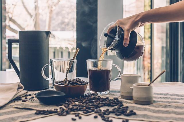 Jak najít rovnováhu mezi konzumací kofeinu a ⁣kombuchy